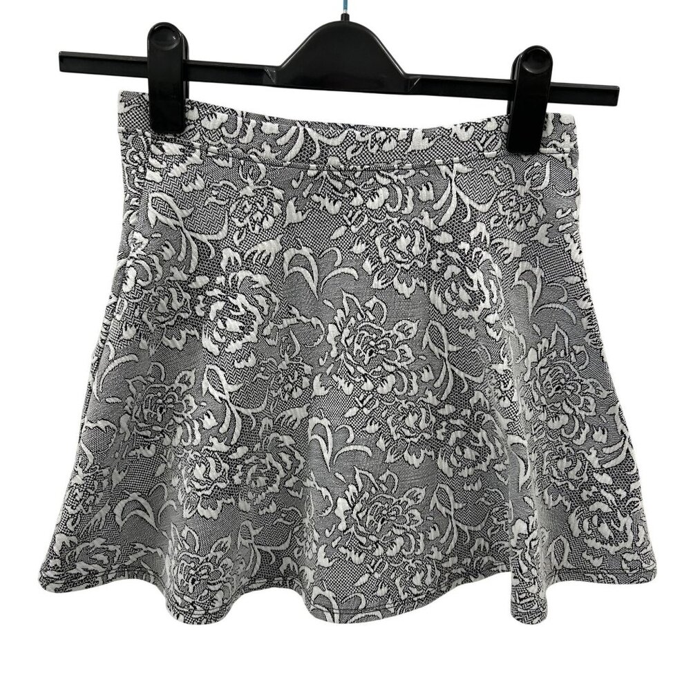FOREVER 21 BLACK WHITE FLORAL PRINT SKATER SKIRT ELASTIC WAIST - SMALL